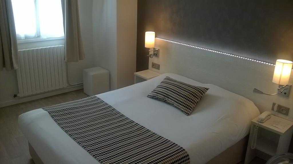 Contact Hotel Du Cerf Château-Gontier Стая снимка