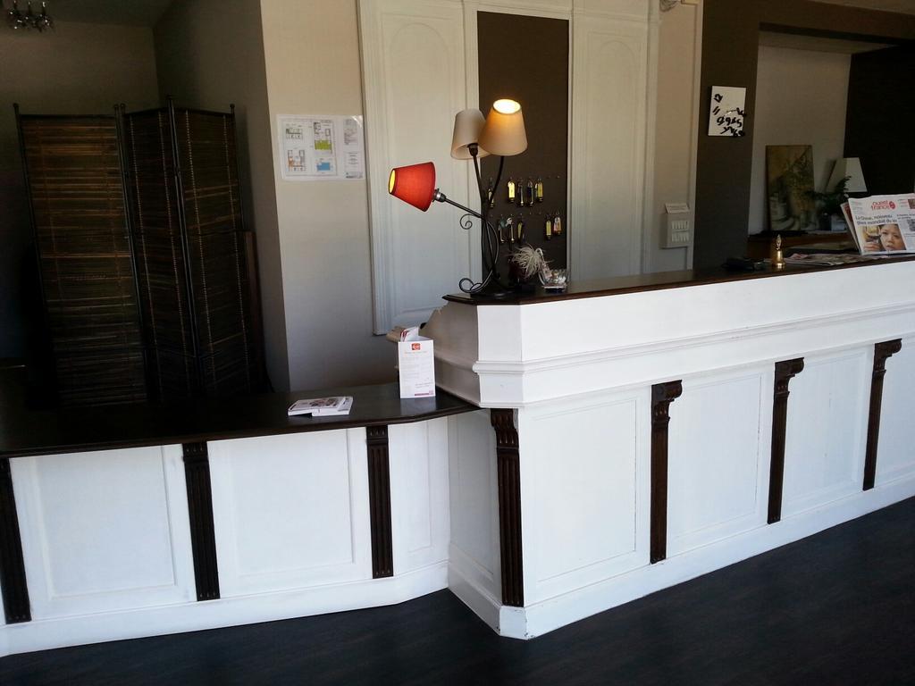Contact Hotel Du Cerf Château-Gontier Екстериор снимка