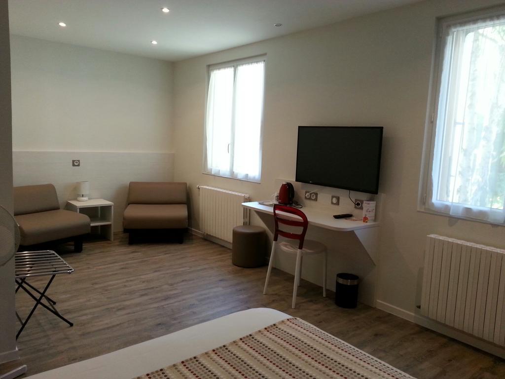 Contact Hotel Du Cerf Château-Gontier Екстериор снимка