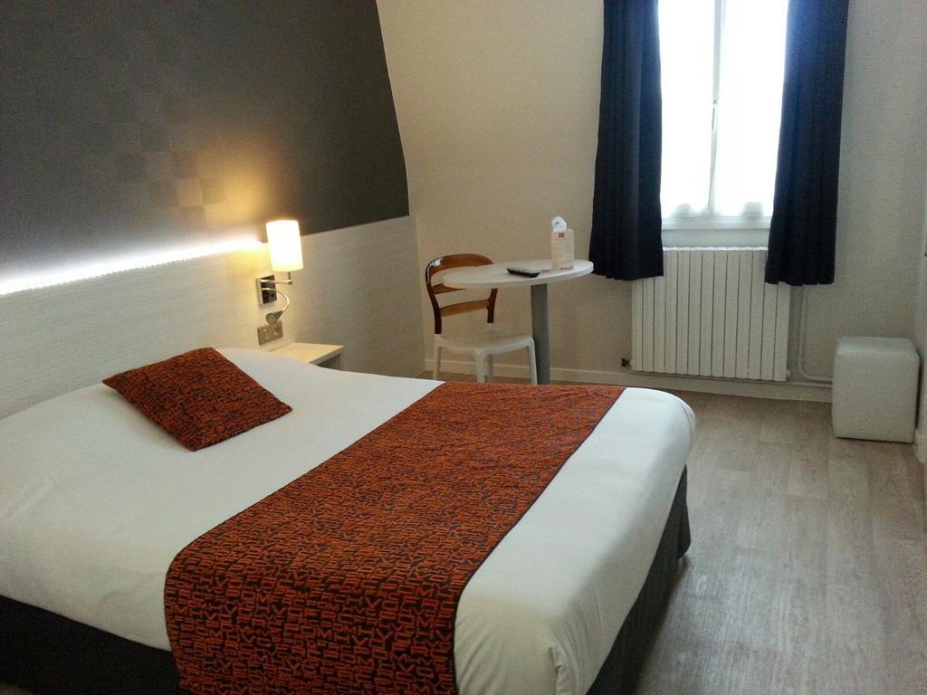 Contact Hotel Du Cerf Château-Gontier Стая снимка