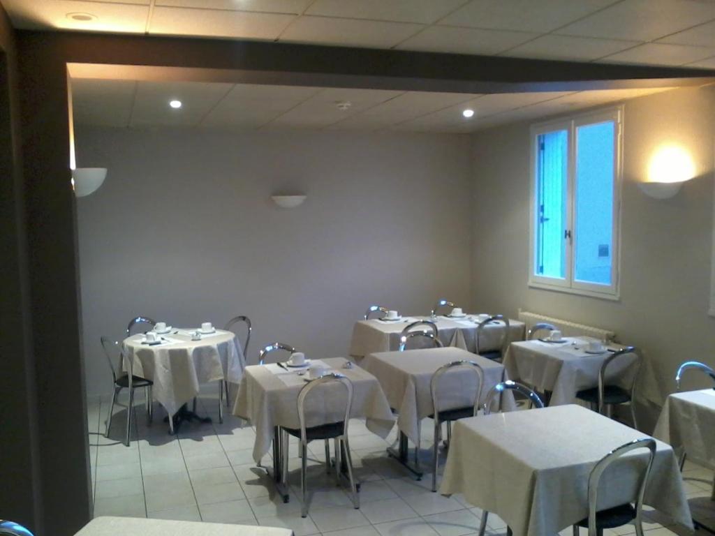Contact Hotel Du Cerf Château-Gontier Екстериор снимка