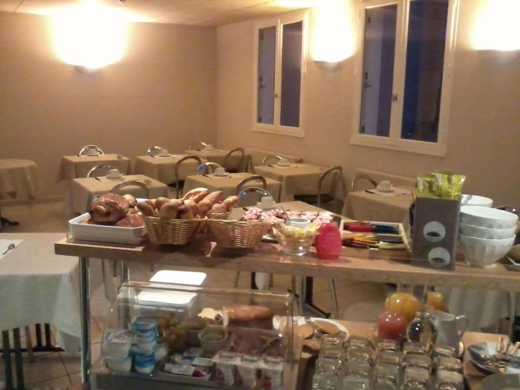 Contact Hotel Du Cerf Château-Gontier Екстериор снимка