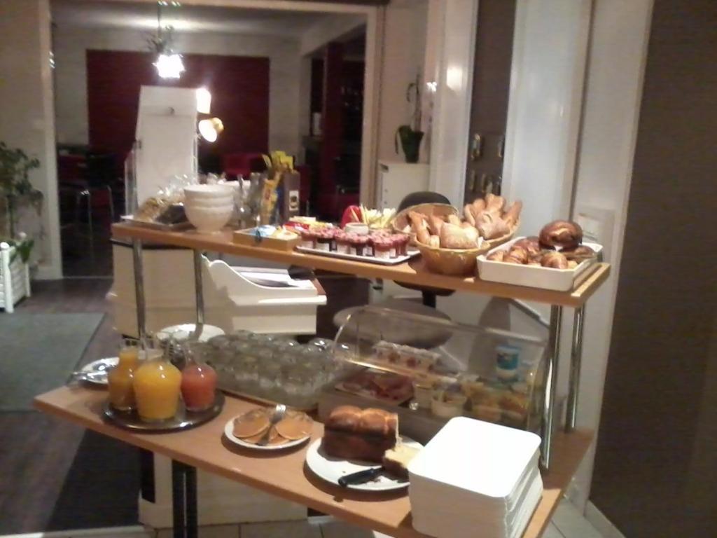 Contact Hotel Du Cerf Château-Gontier Екстериор снимка