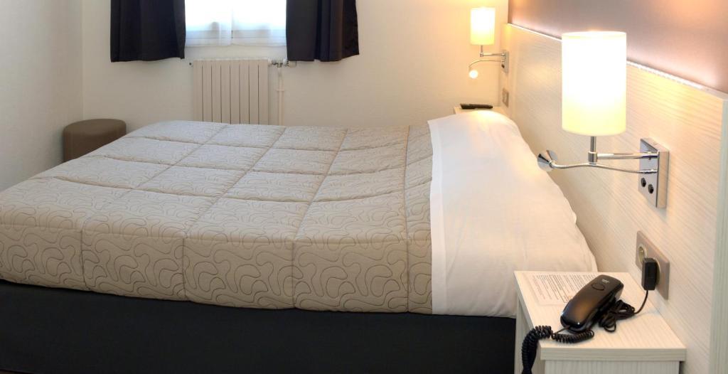 Contact Hotel Du Cerf Château-Gontier Стая снимка