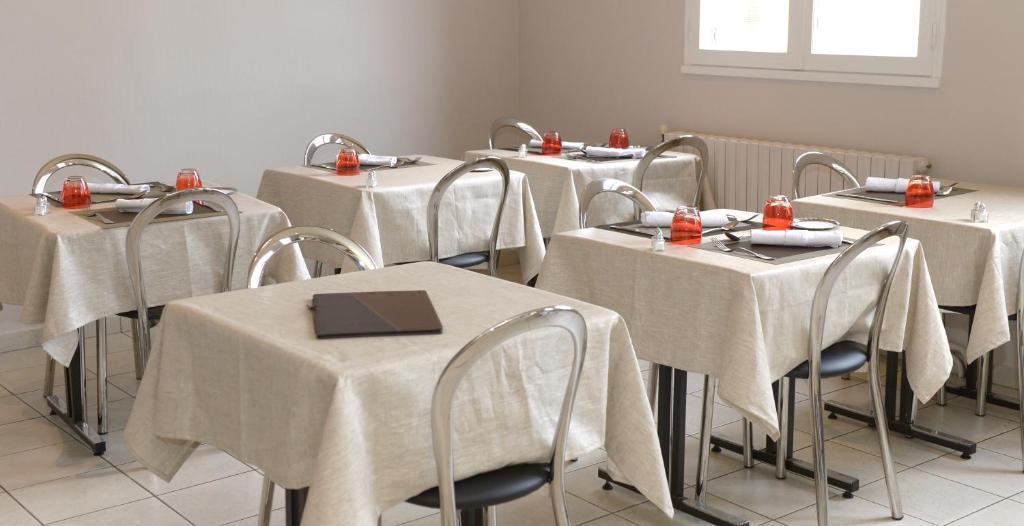 Contact Hotel Du Cerf Château-Gontier Екстериор снимка